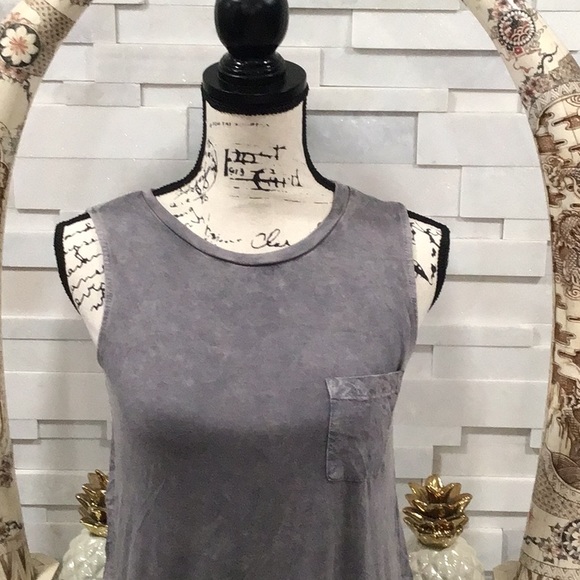 🆕 Distressed Front Pocket Sleeveless Tank Top - Picture 2 of 12